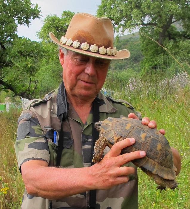 Otto Høj Madsen med en landskildpadde i naturen